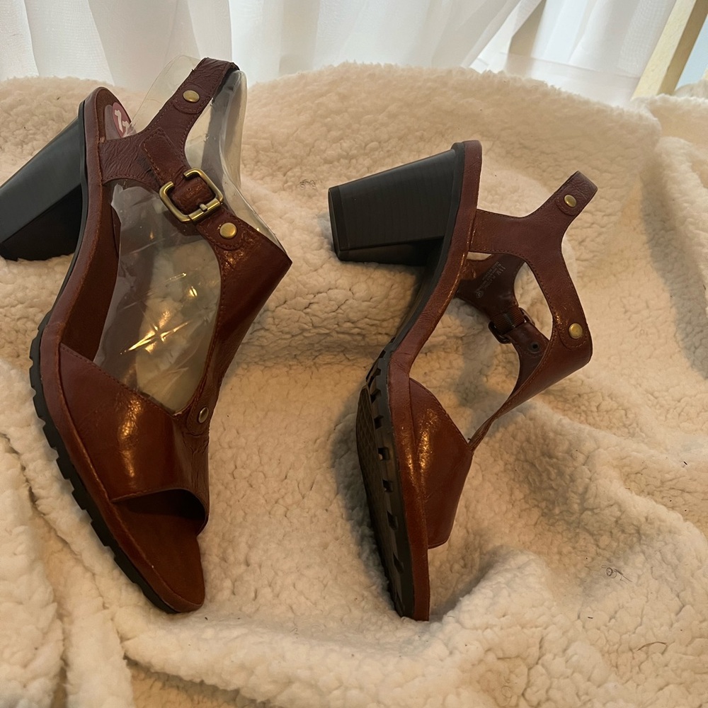 AEROSOLES Brown Leather Block Heel Sandals